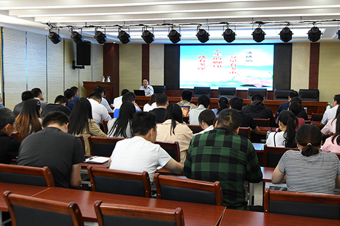 市城投公司舉辦《加強職業(yè)道德修養(yǎng) 塑造良好公務形象》專題培訓講座