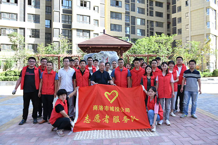 市城投公司組織全體黨員、積極分子、志愿者服務(wù)隊(duì)開展義務(wù)鋤草活動(dòng)